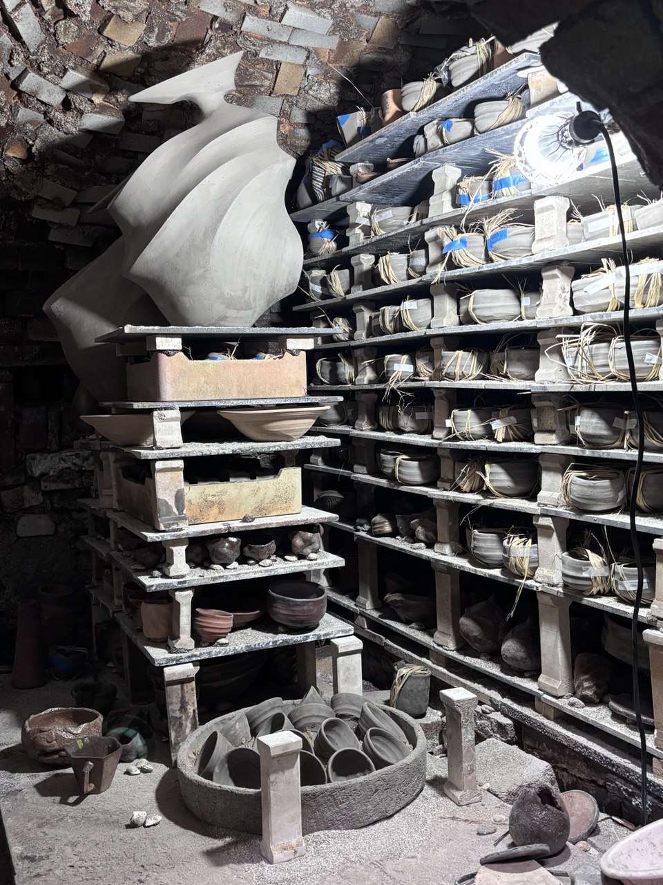 Un horno de leña cargado con piezas de Bizen preparadas para la cocción.