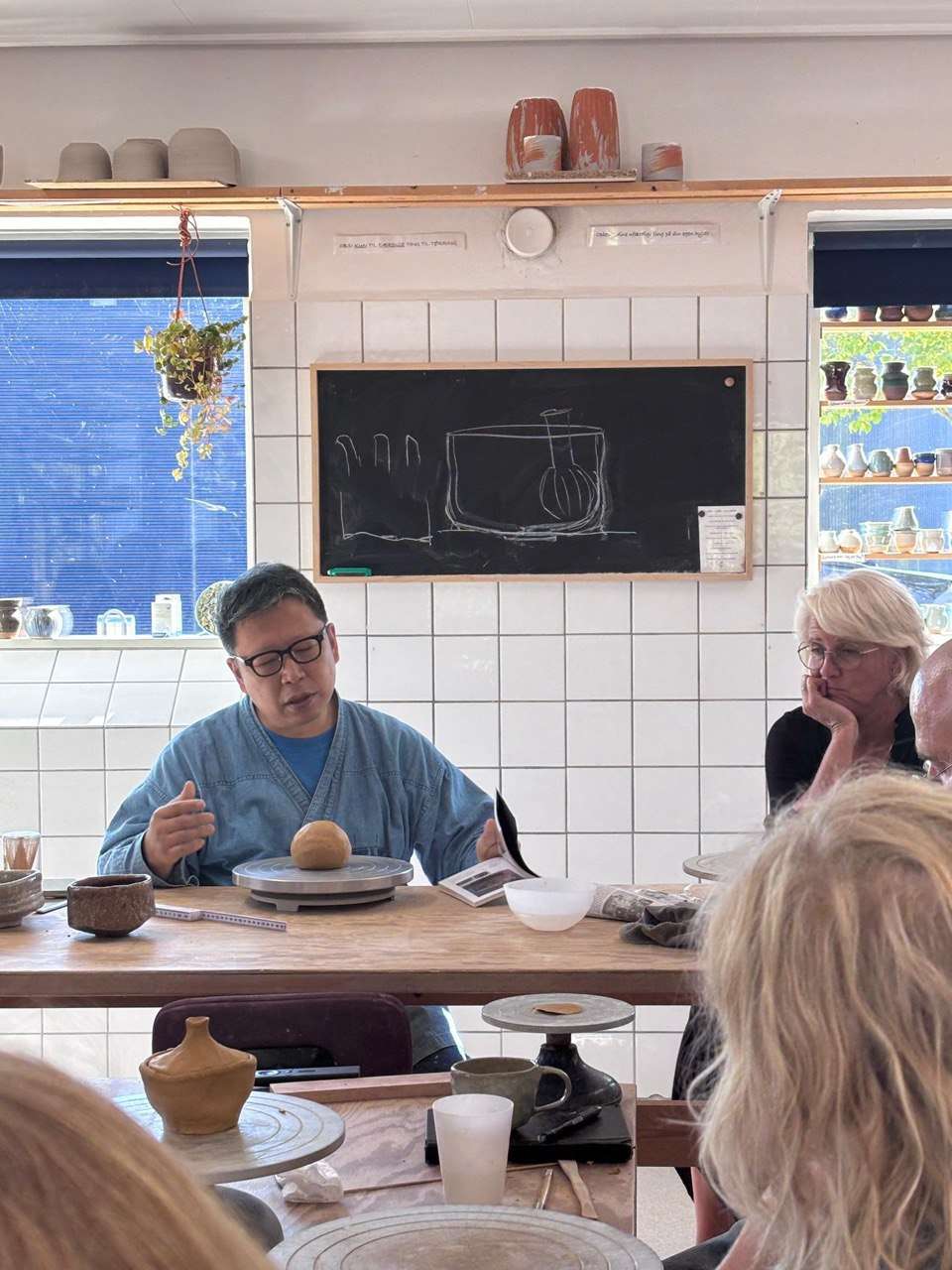 Taiga Mori enseñando la forma del chawan durante la masterclass en Dinamarca.