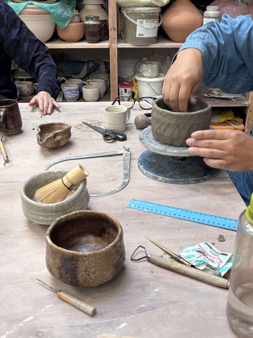 Construcción manual de un chawan durante la masterclass de Londres.