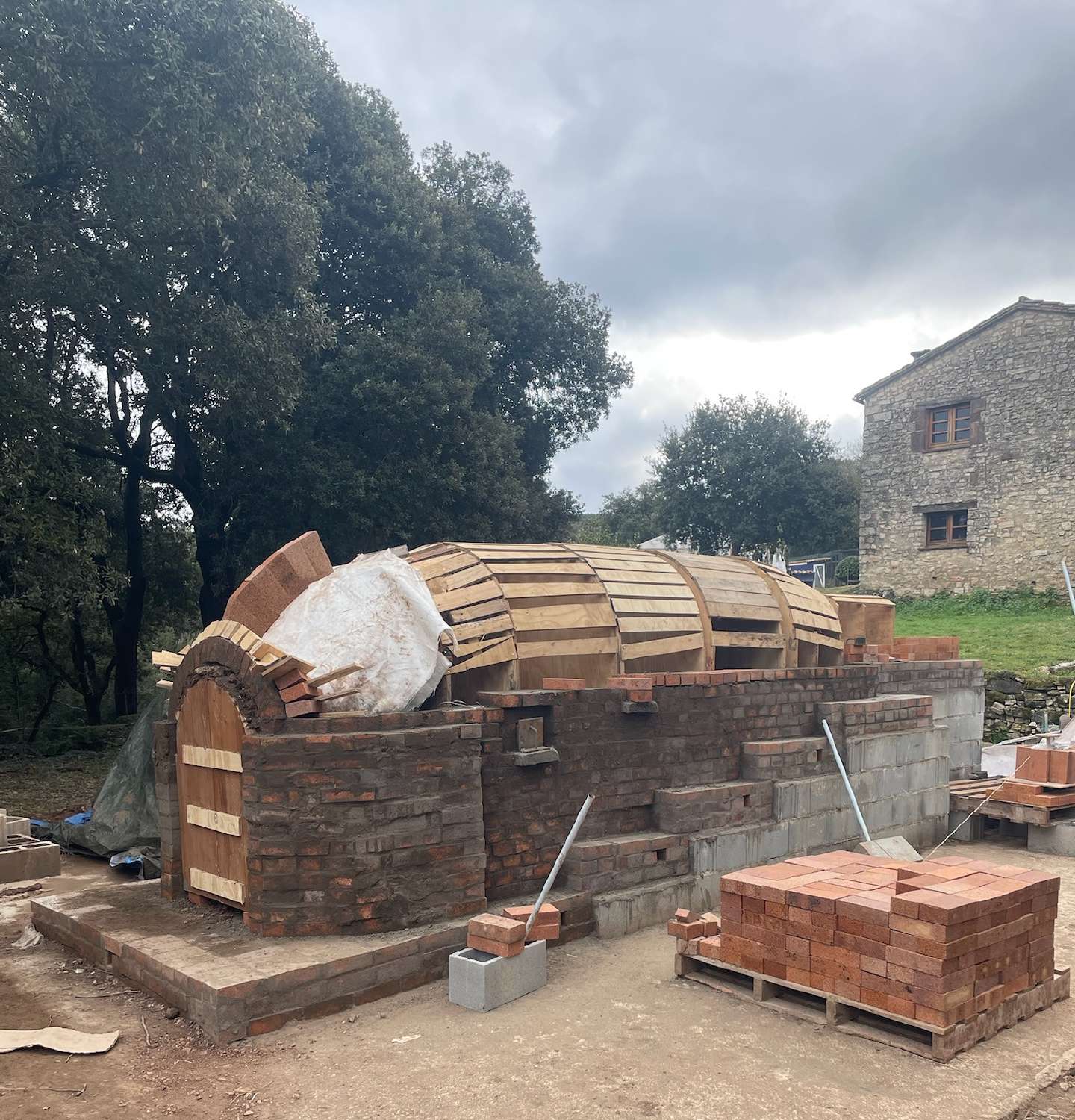 Kujiragama under construction: the brick arch and the wooden former of the vault